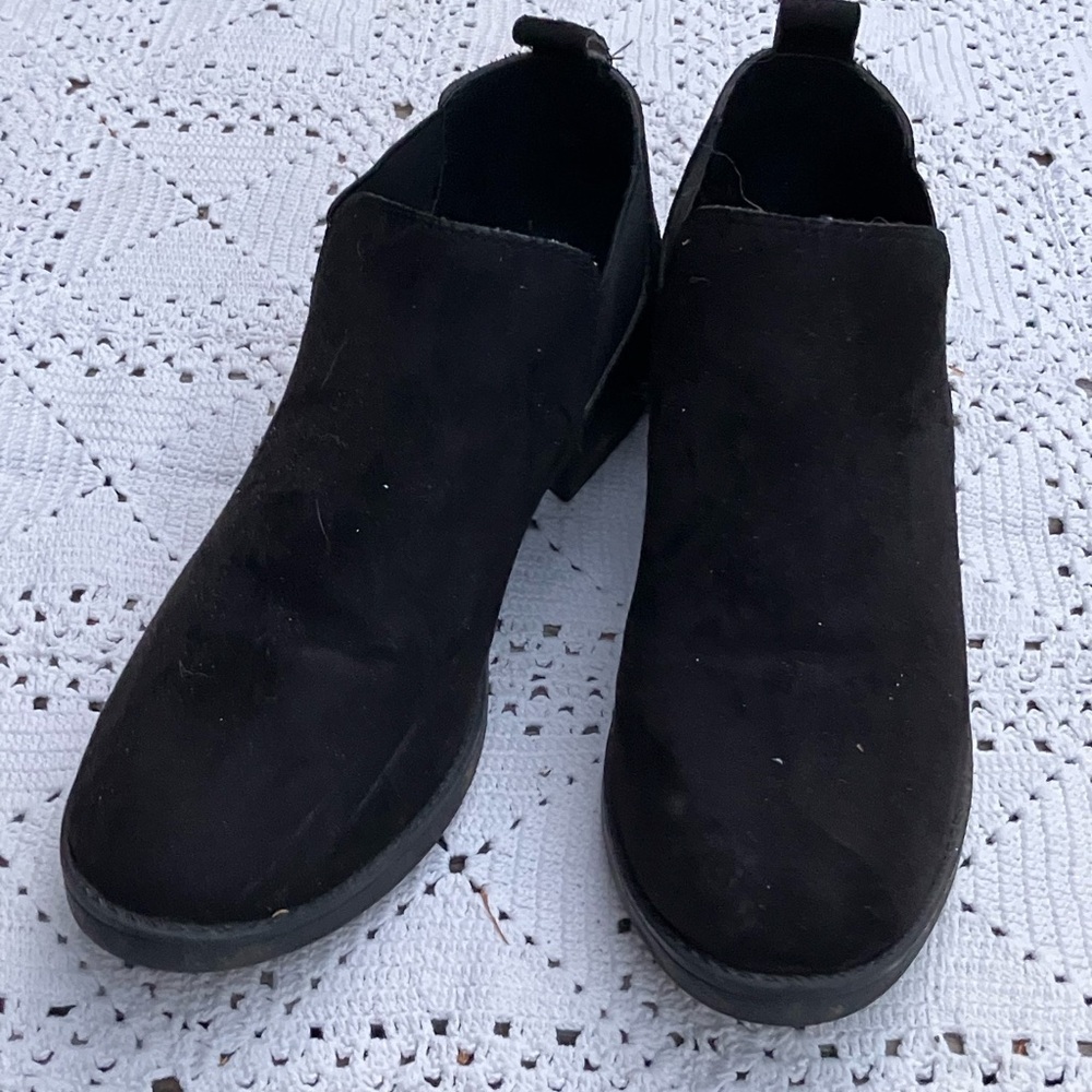 Roebuck Black Suede Ankle Booties size 9